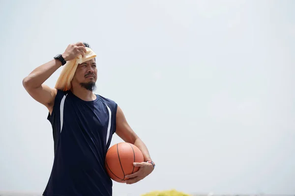 Basket spelare torka bort svett — Stockfoto