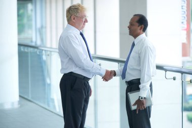 Olgun İş Adamları Tokalaşıyor