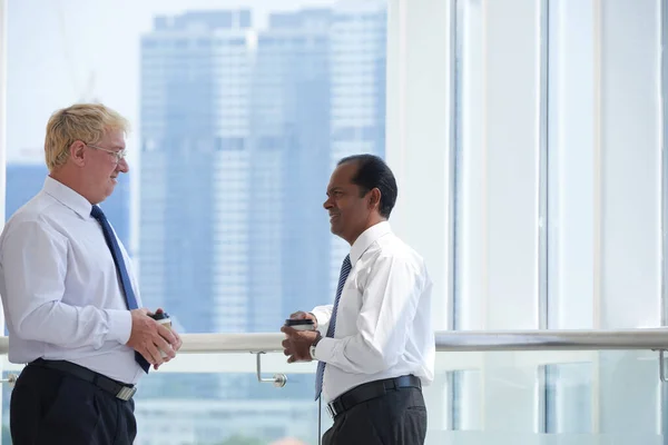 Vergadering van zakenpartners op Office Balcon — Stockfoto