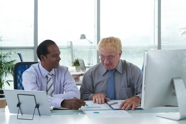 Team of Multi-ethnic Managers — Stock Photo, Image