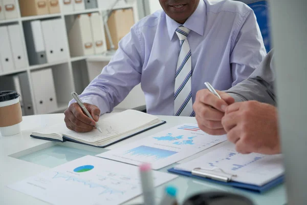 Bedrijfspersonen die rapporten bespreken — Stockfoto