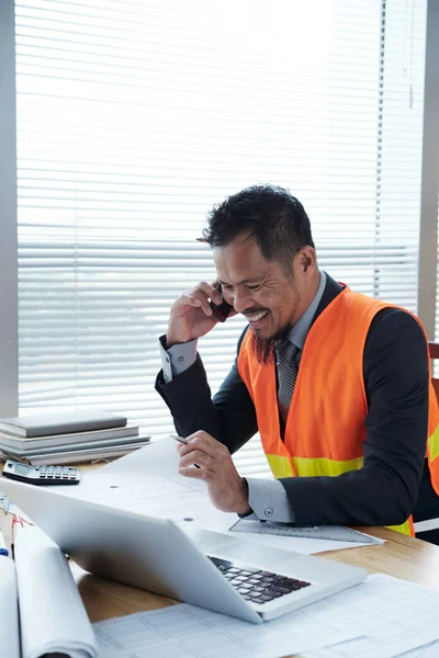 Ingeniero de construcción Trabajando en Office Desk —  Fotos de Stock