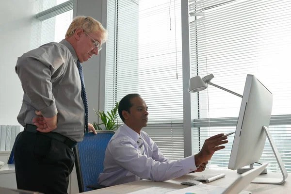Empresarios mirando la pantalla de la computadora —  Fotos de Stock