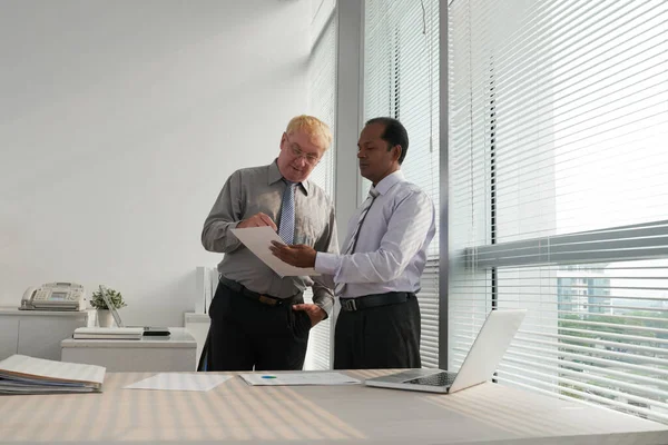 Empresarios discutiendo documento — Foto de Stock