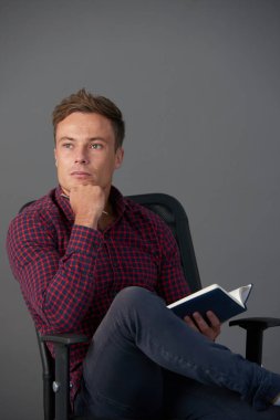 Dalgın Yakışıklı Genç Adam