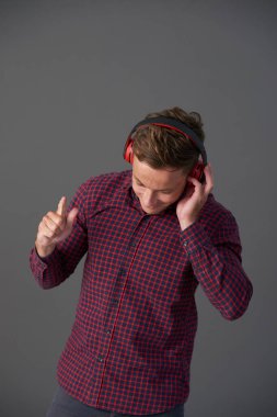 Kulaklıklı adam dans ediyor.