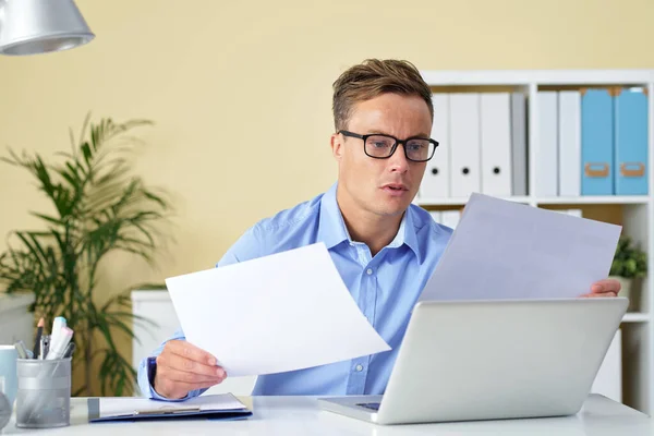 Empresario en la lectura de contratos e informes —  Fotos de Stock