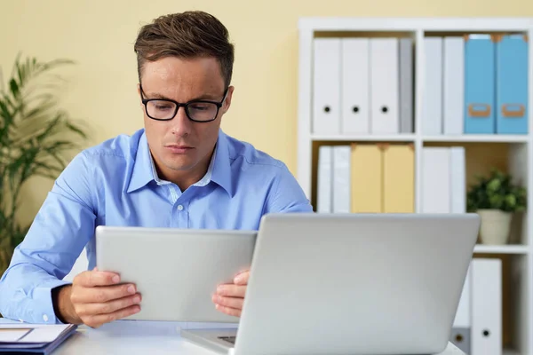 Serious Concentrated Young Businessman — Stock Photo, Image