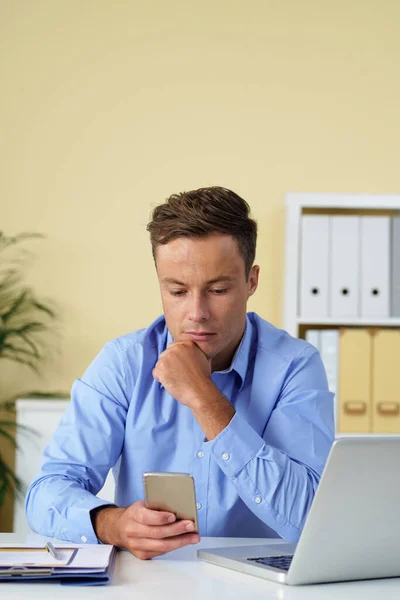 Pensive Business Executive Läsa artikel på nätet — Stockfoto