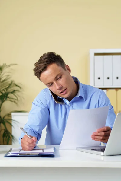 Ung entreprenör prata telefon — Stockfoto