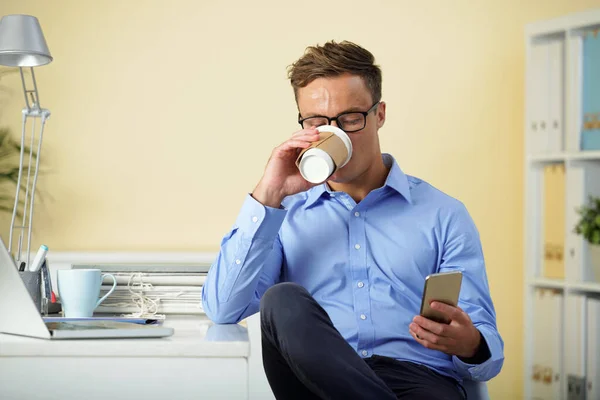 Gerente de Oficina Beber café de la mañana — Foto de Stock