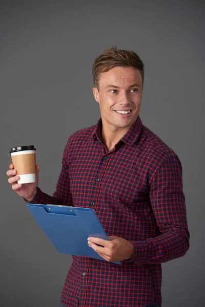 Uomo attraente con Appunti e caffè — Foto Stock