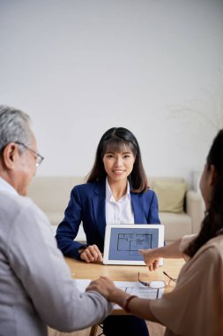Emlakçı İnşaat Planını Gösteriyor