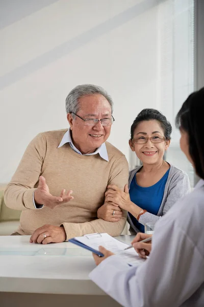 Uomo anziano e donna che parlano con intermediario immobiliare — Foto Stock