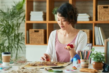 Oshibana Sanatı Çalışan Kadın