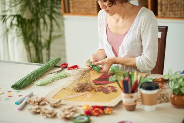 Kurumuş Botanik Malzemeleriyle Çalışan Kadın