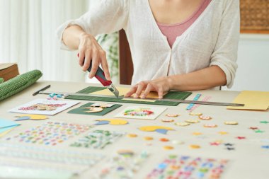 Tebrik kartları için kağıt kesen kadın.