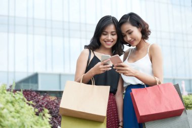 Alışveriş Çantaları ve Akıllı Telefonları Olan Özel Bir Kadın