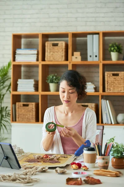 Kvinnan gör Oshibana stil bild — Stockfoto