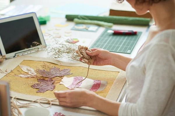 Woman Following Oshibana Tutorial — Stock Photo, Image