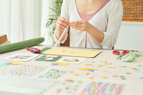 Mujer haciendo estrellas de papel — Foto de Stock