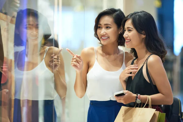 Giovani donne che amano lo shopping insieme — Foto Stock