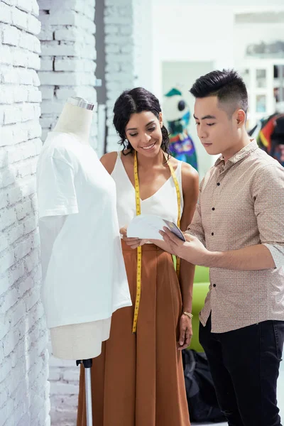 Diseñadores eligen imprimir para la camiseta — Foto de Stock