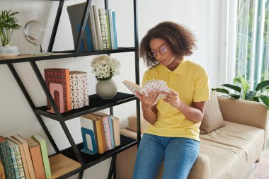 Genç kız ilginç bir kitap okuyor.