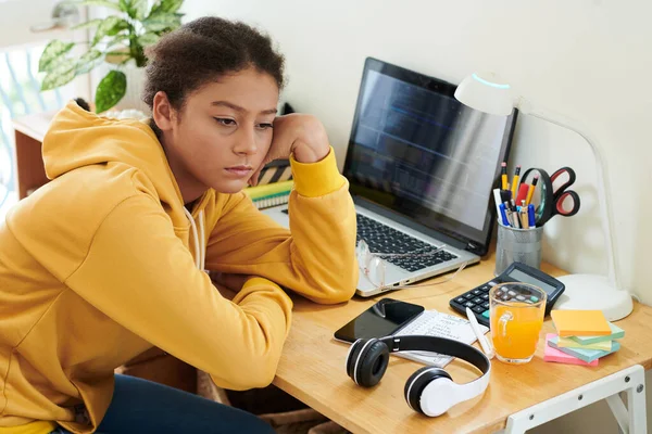 Estudante entediado estudando em casa — Fotografia de Stock