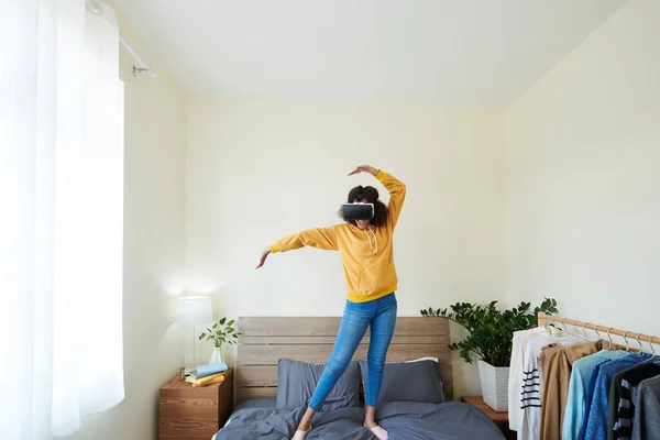 Adolescente chica bailando en la cama —  Fotos de Stock