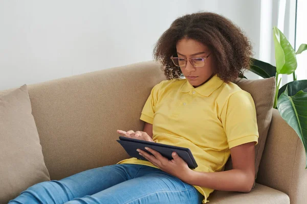 Teenage dívka dělá školní testy Online — Stock fotografie