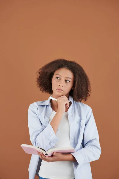 Pessimistisches Mädchen schreibt Tagebuch — Stockfoto