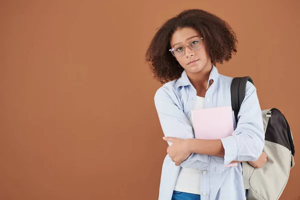 Intelligent adolescente dans les lunettes — Photo