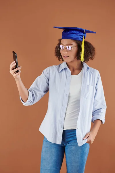Tonårig flicka med selfie — Stockfoto