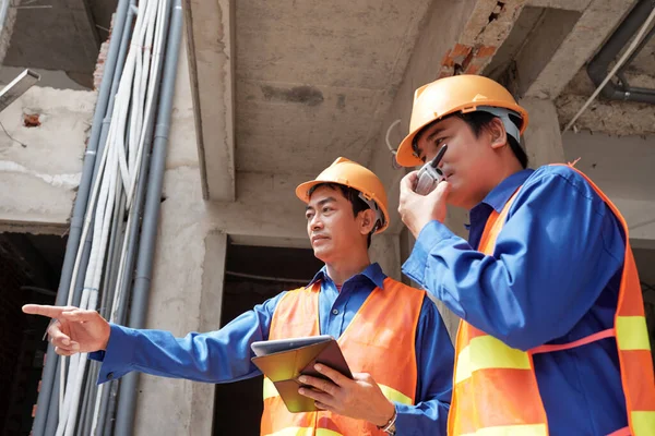 Contratistas con Tablet Computer — Foto de Stock