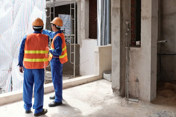 Hoofdcontractant toont site aan Construction Manager — Stockfoto
