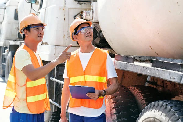 Contratistas discutiendo dónde estacionar el mezclador de cemento — Foto de Stock