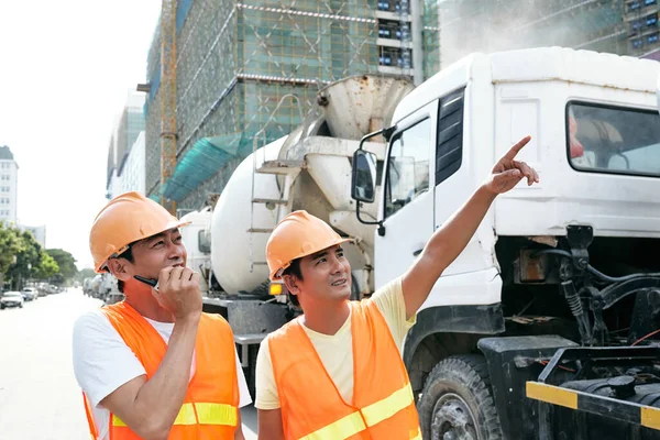 Contratista señalando el edificio en construcción — Foto de Stock