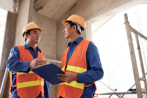 Costruttori Siscussing Piano di Lavoro — Foto Stock