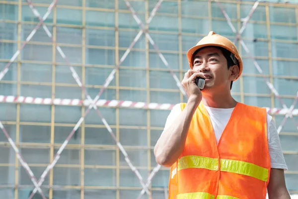 Positive Contractor Using Walkie-talkie — Stock Photo, Image