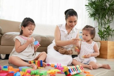 Görünmez Yiyeceklerle Anne Besleme Kızı