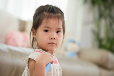 ciddi kız kameraya bakıyor