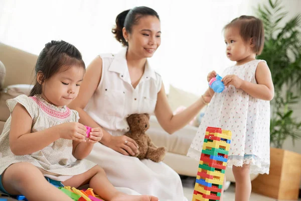 Meisje genieten van speeltijd met moeder — Stockfoto