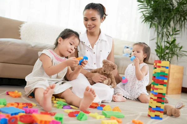 Bo hemma mamma leker med barn — Stockfoto