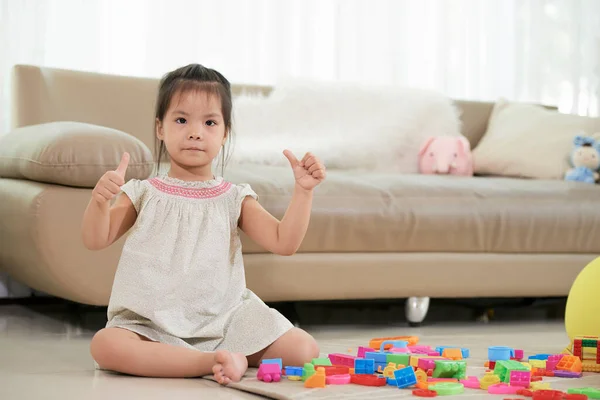 Chica jugando con ladrillos de juguete —  Fotos de Stock