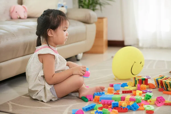 Pensive Girl Παίζοντας με παιχνίδια στο σπίτι — Φωτογραφία Αρχείου