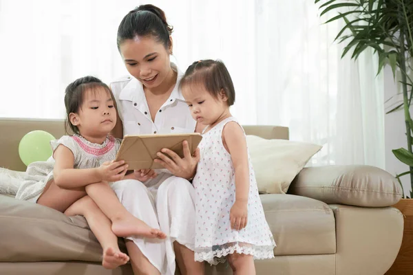 Mother and Daughters Watching Animated Cartoon — Stok Foto