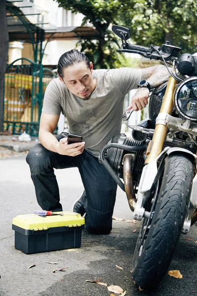 Homem Reparando Motocicleta Quebrada — Fotografia de Stock