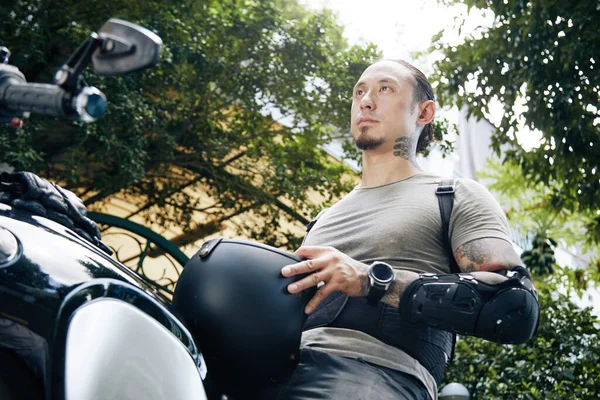 Motorradfahrer trägt keinen Helm — Stockfoto