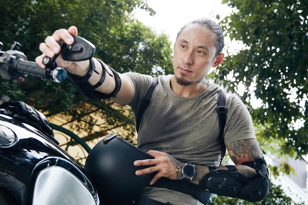 Homem que verifica o espelho da motocicleta — Fotografia de Stock